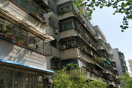 檀香苑三室二厅135平有储藏室急售